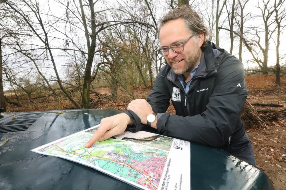 Heiko Schrenner mit den Plänen des Projektgebietes zwischen Dessau und Roßlau.