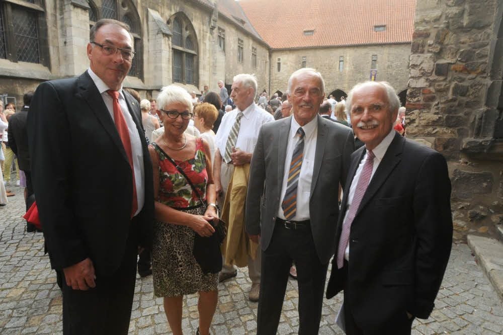 Klaus Mischke (l.) sowie Hilmar Preißer und Ehefrau Christine Preißer begrüßen den früheren Aachener Oberbürgermeister Jürgen Linden (r.).
