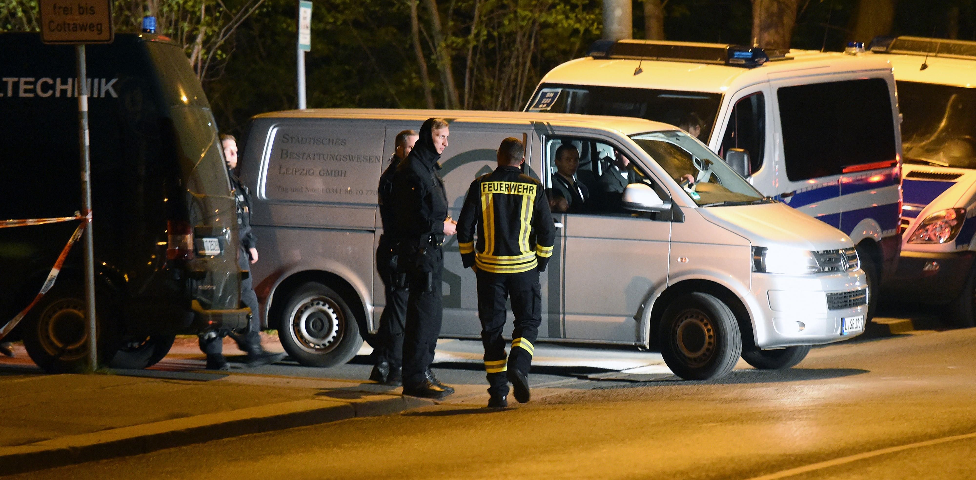 Fahrzeuge der Polizei und Kriminaltechnik sowie ein Bestattungsfahrzeug stehen am 21.04.2016 am Fundort der Leichenteile auf der Landauer Brücke über dem Elsterbecken in Leipzig