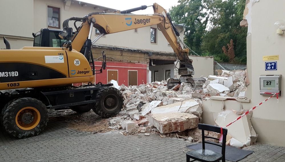 In den vergangenen Tagen wurde der Verbindungsbau zwischen Haupt- und Nebengebäude abgerissen.
