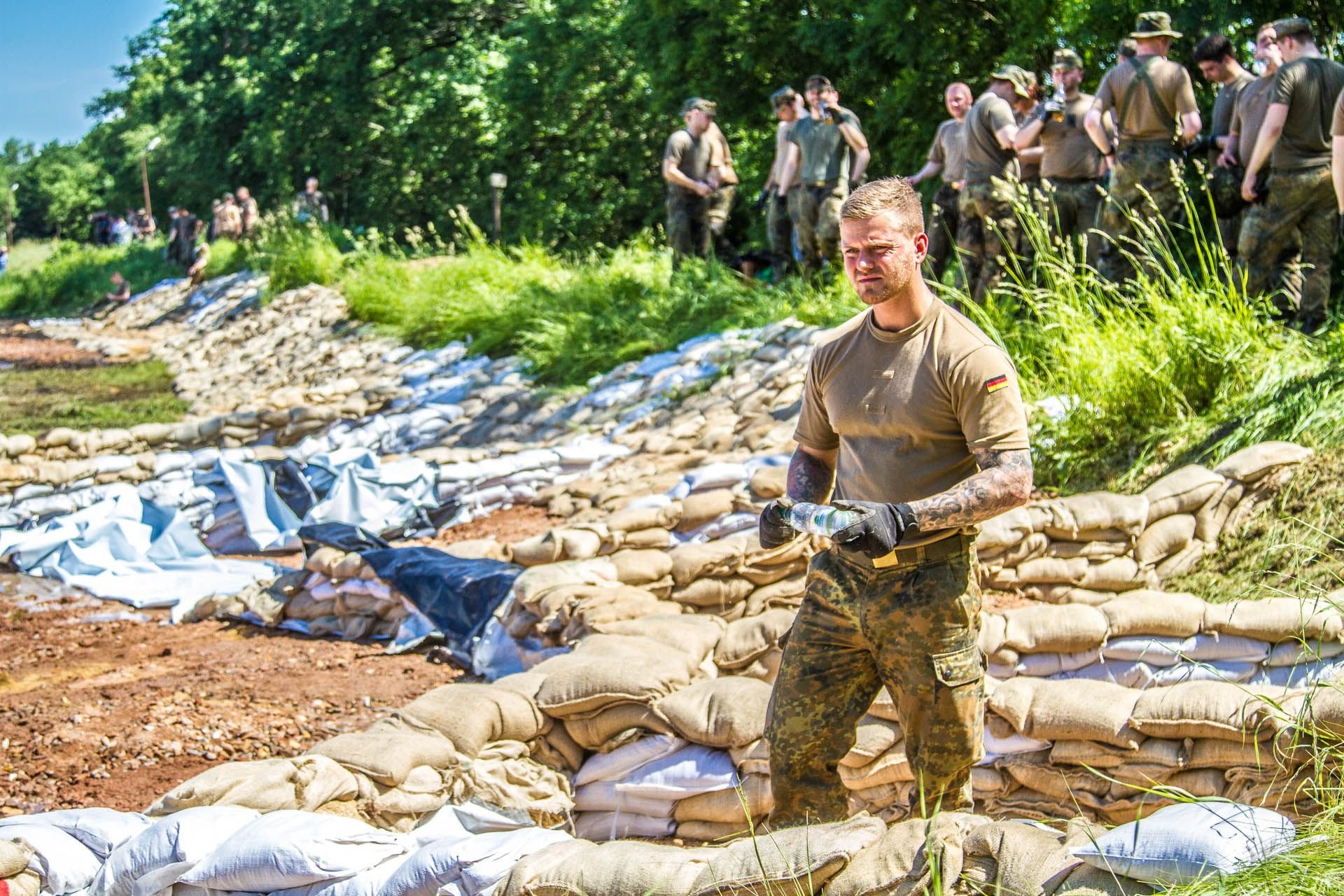 Ein Bundeswehrsoldat beim Hochwassereinsatz in Mühlanger 2013.