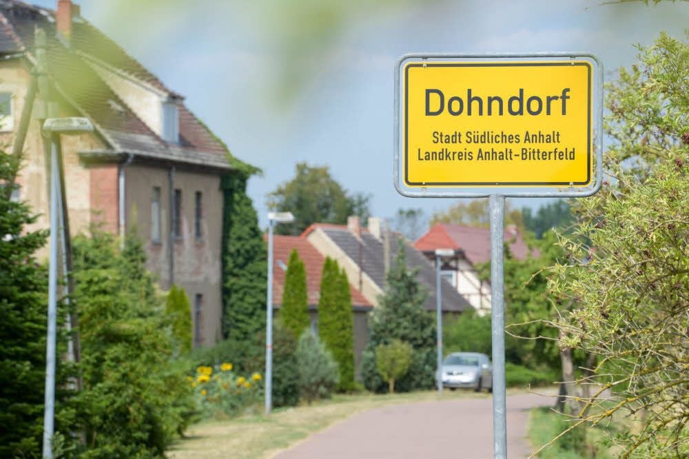 So sieht es aus, das neue Ortseingangsschild in Dohndorf, das den Ort zur Stadt Südliches Anhalt schlägt.