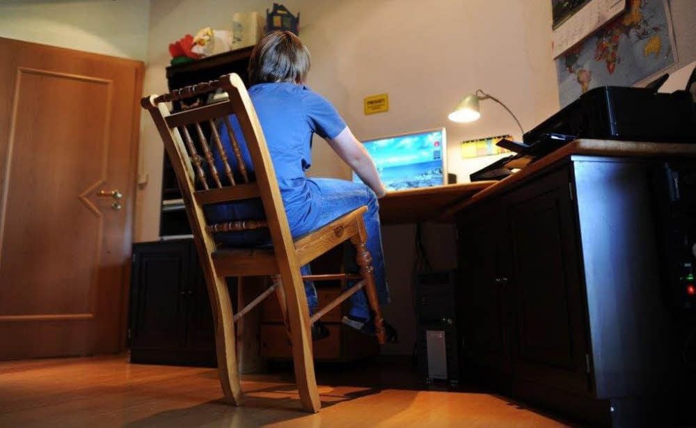 Das Stillsitzen und konzentrierte Arbeiten fällt ADHS-Kindern schwer.
