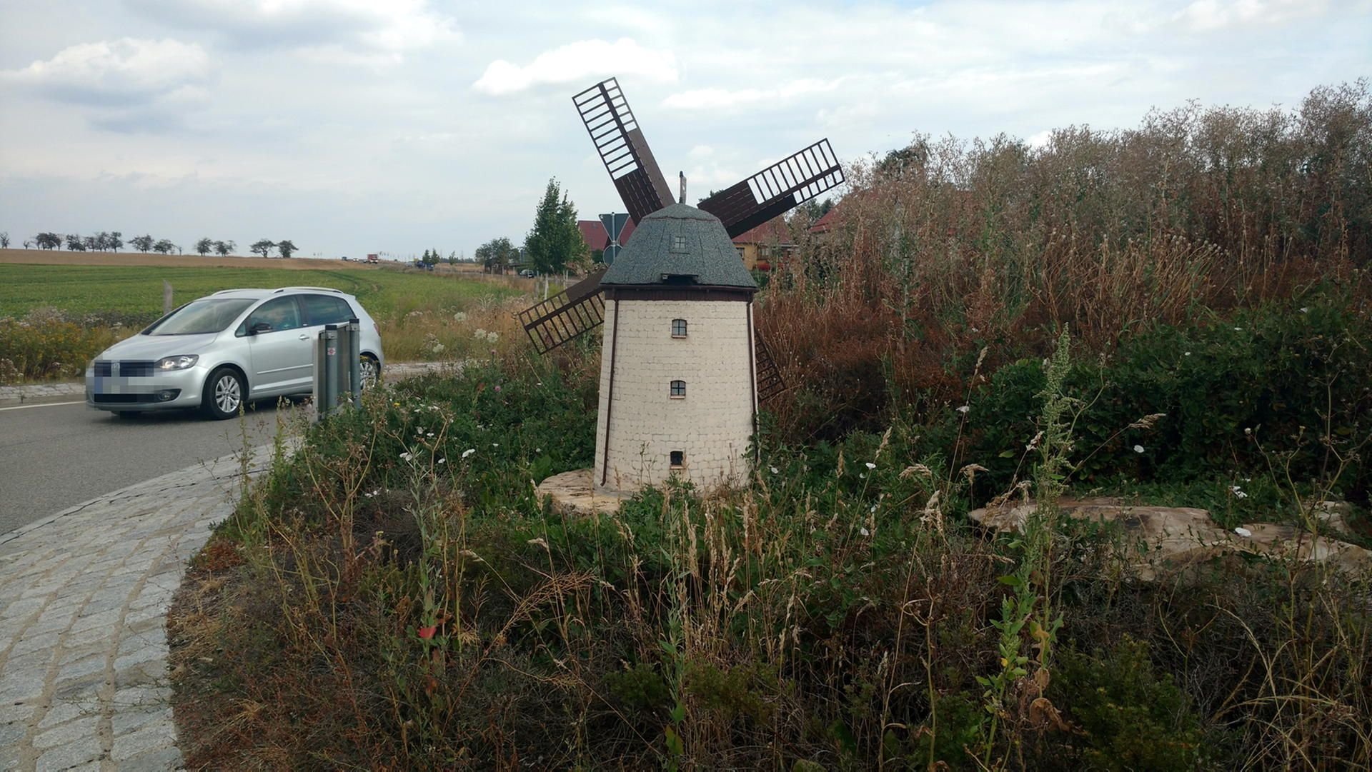 Dass die Windmühle noch so gut zu sehen war, war dem Einsatz von Ortsbürgermeister Günter Herbst zu verdanken: Er schnitt an der Stelle das Unkraut. Inzwischen wurde der Kreisverkehr gemäht.