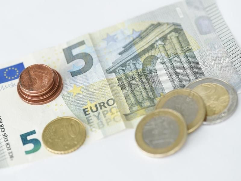 Münzen und ein 5-Euro-Schein im Wert von insgesamt 9,19 Euro liegen auf einem Tisch. Foto: Fabian Sommer/Archiv