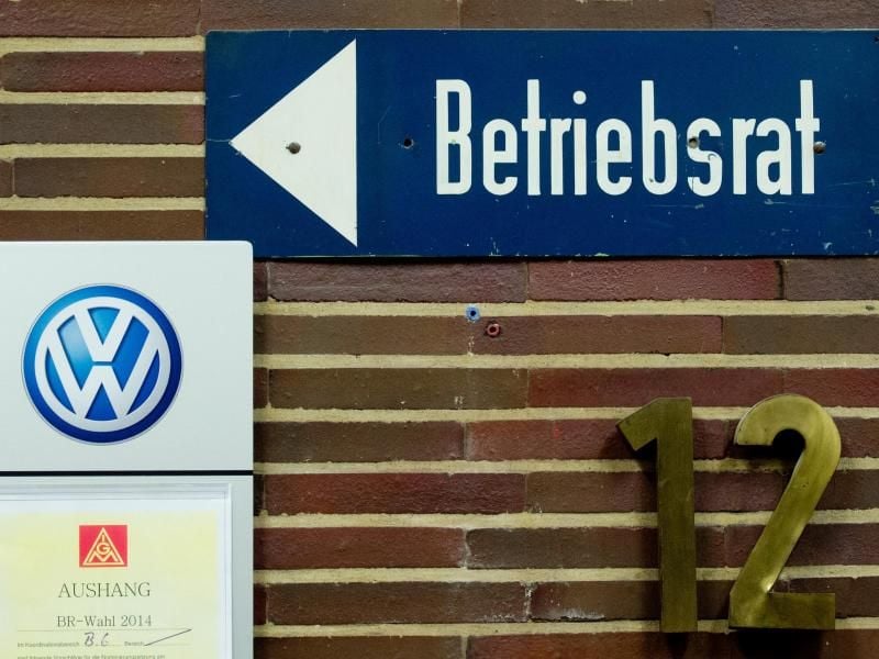 Ein Hinweisschild „Betriebsrat” und das Logo von Volkswagen hängen im VW-Werk in Wolfsburg. Foto: Julian Stratenschulte/Illustration