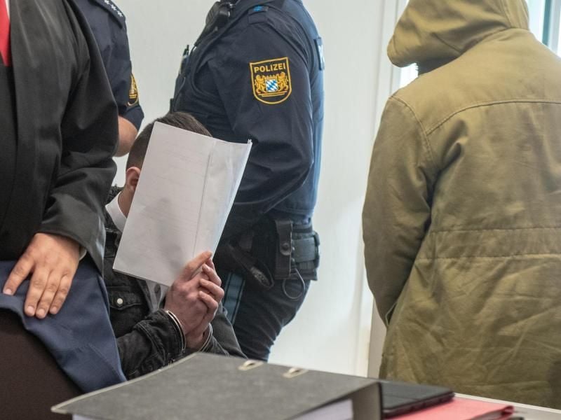 Zwei von vier Angeklagten sitzen in dem Verhandlungssaal des Amberger Amtsgerichts. Foto: Armin Weigel