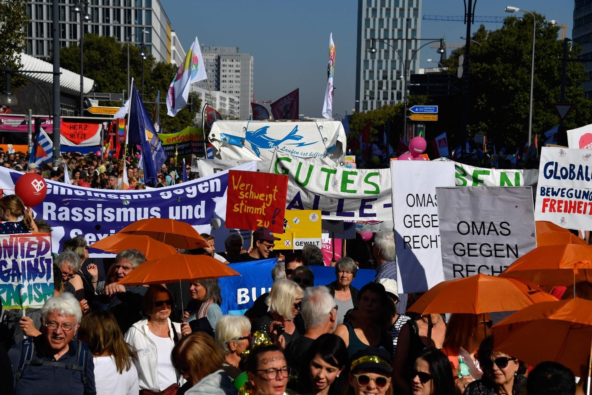 Gegen Mittag versammelten sich die Teilnehmer der Kundgebung am Alexanderplatz.