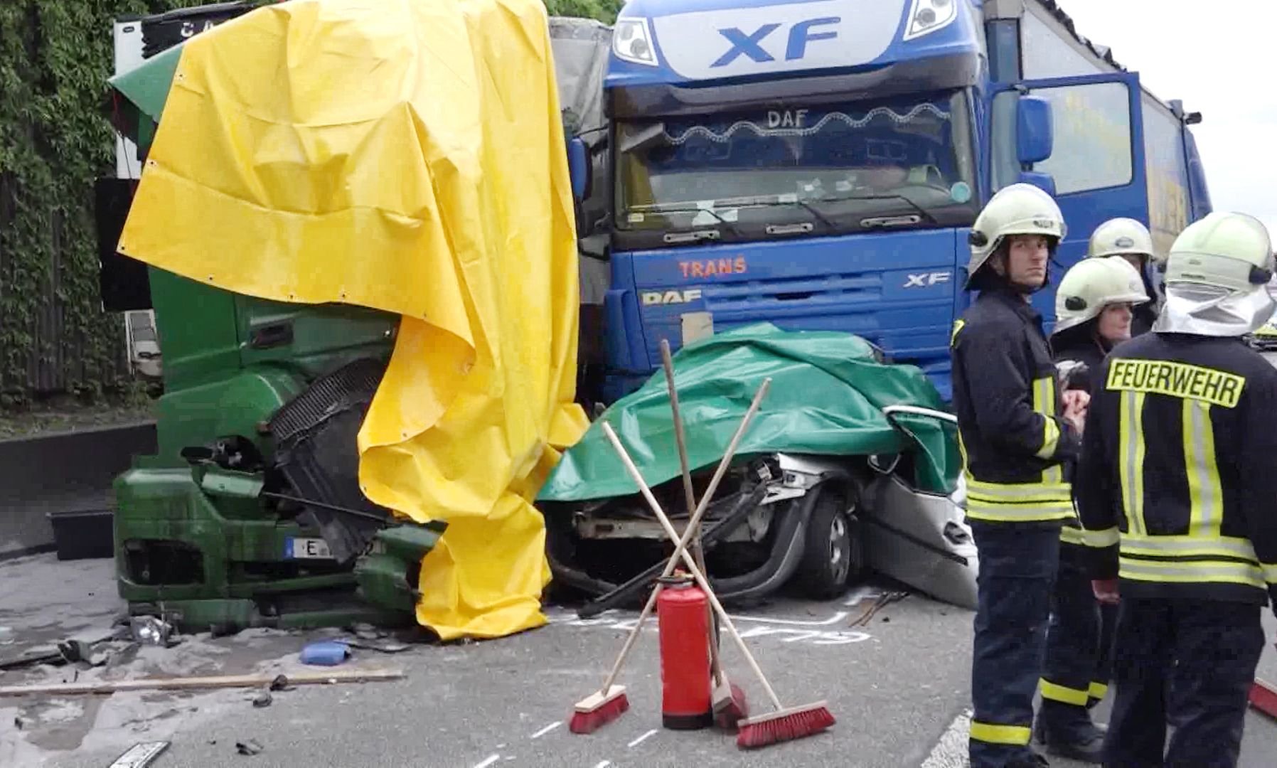 Feuerwehrleute stehen am 18. Mai 2017 an einem Unfallort auf der Autobahn 2 bei Castrop Rauxel (Nordrhein-Westfalen).