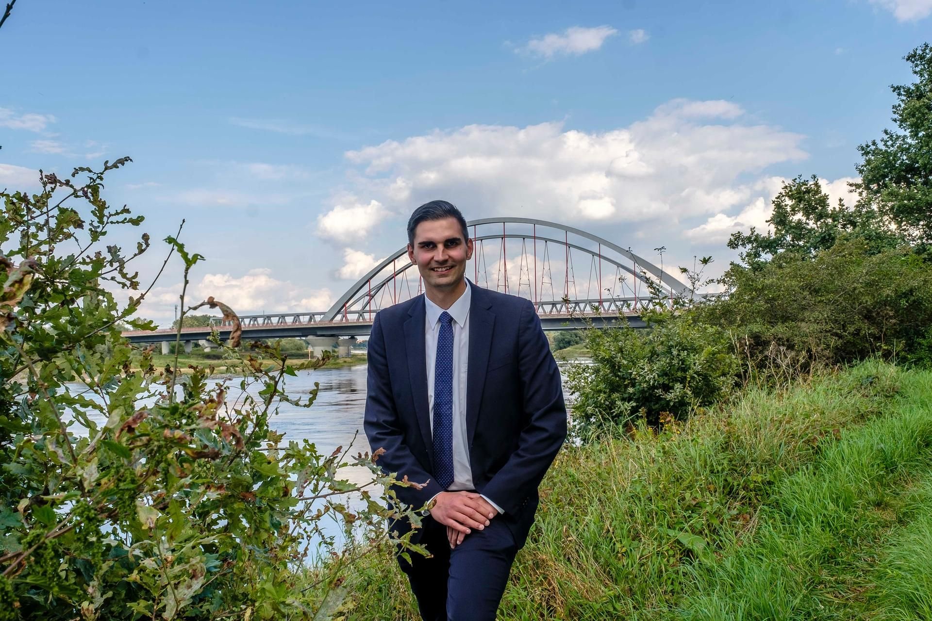 Ihm gefällt die Symbolik der Brücke: Sepp Müller von der CDU vertritt den Wahlkreis Dessau-Wittenberg im Bundestag