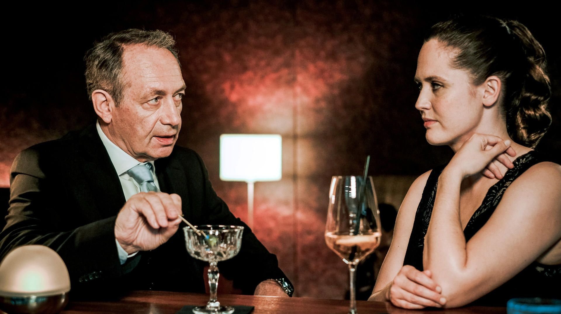 Sybille Wilderin (Emily Cox) (r.) und David Weimann (Robert Hunger-Bühler) in einer Szene des „Tatort: Wahre Lügen“.