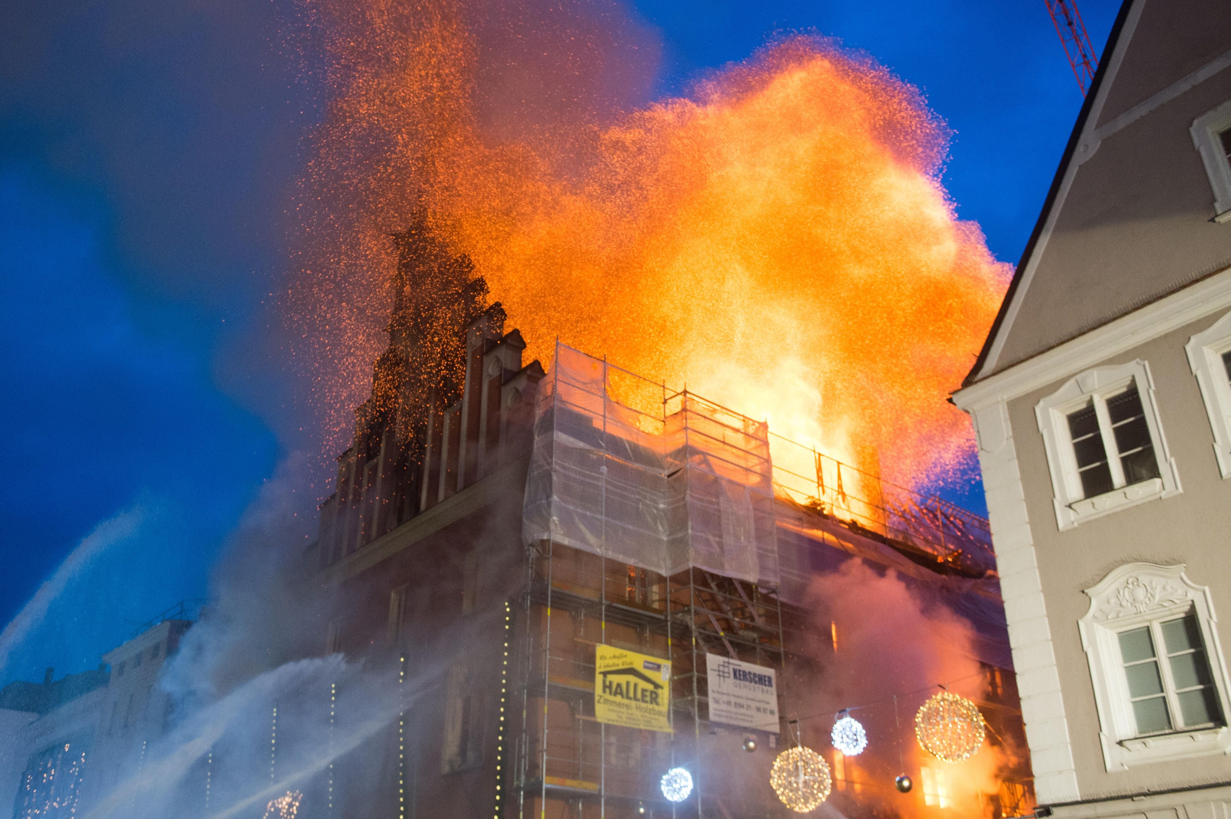 Nach Angaben der bayerischen Polizei schossen die Flammen bis zu 15 Meter hoch aus dem Dachstuhl des historischen Gebäudes.