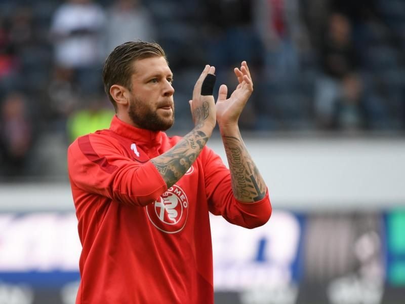 Frankfurts Marco Russ applaudiert vor dem Spiel. Foto: Arne Dedert/Archiv
