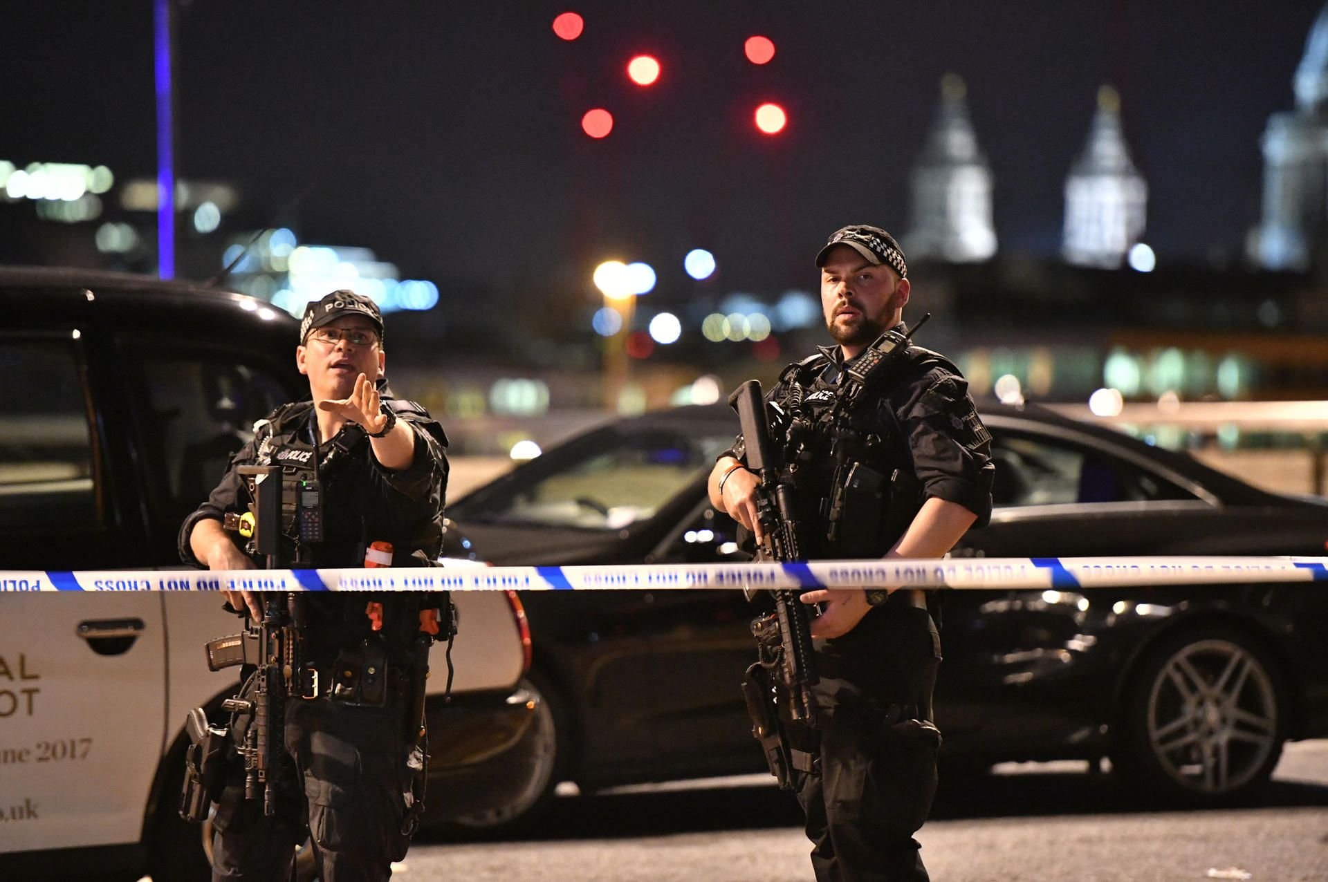 Schwer bewaffnete Polizisten sichern die London Bridge.