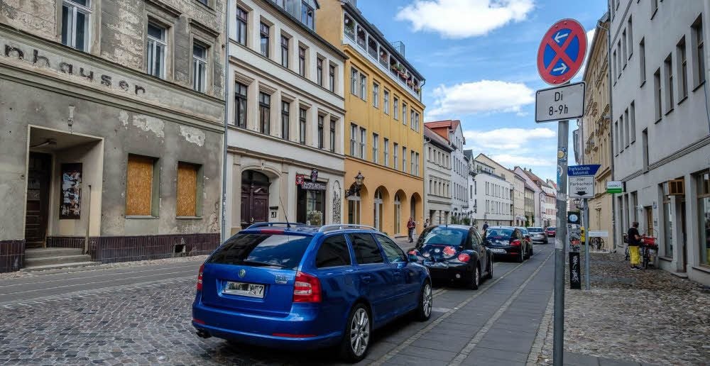 Parken in der Mittelstraße funktioniert nur mit Parkschein - wie in diesem Bereich - oder mit Parkscheibe. Das gilt auch für Anwohner.