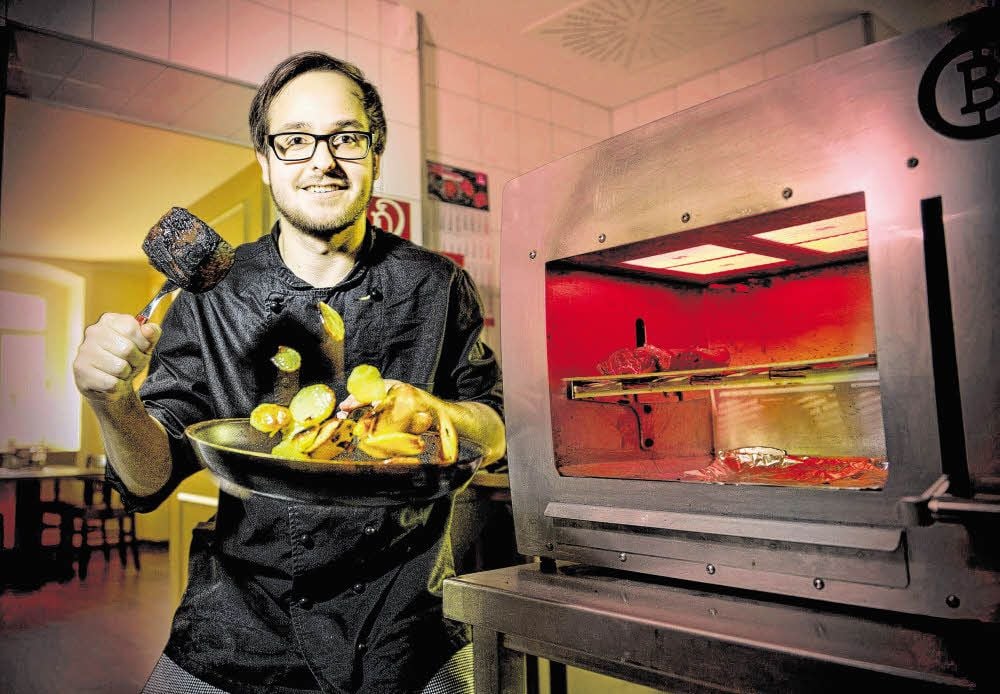 Tim Hintner in seiner Küche vor dem Beefer, der für jedes Stück Fleisch die perfekte Kruste zaubert.