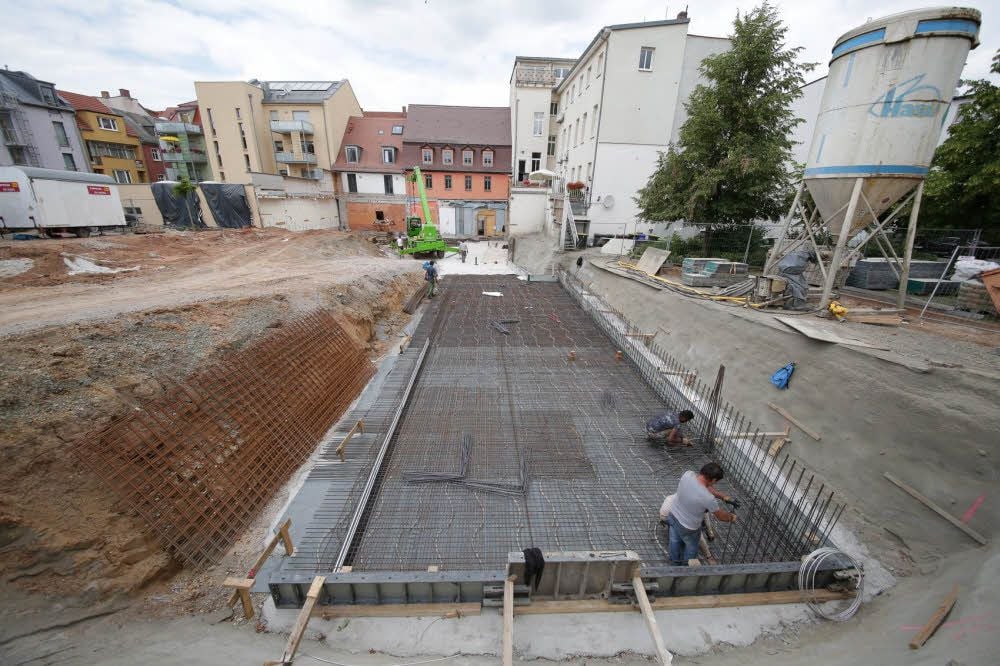 Hier kommt der zweigeschossige Anbau hin: Auch auf der Rückseite der Wendischen Straße 14 wird zügig gearbeitet.