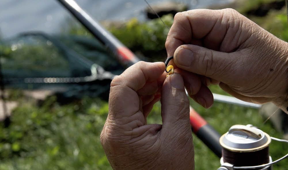 Den Köder am Haken: Noch ist das für behinderte Angler am Geiseltalsee nicht möglich.