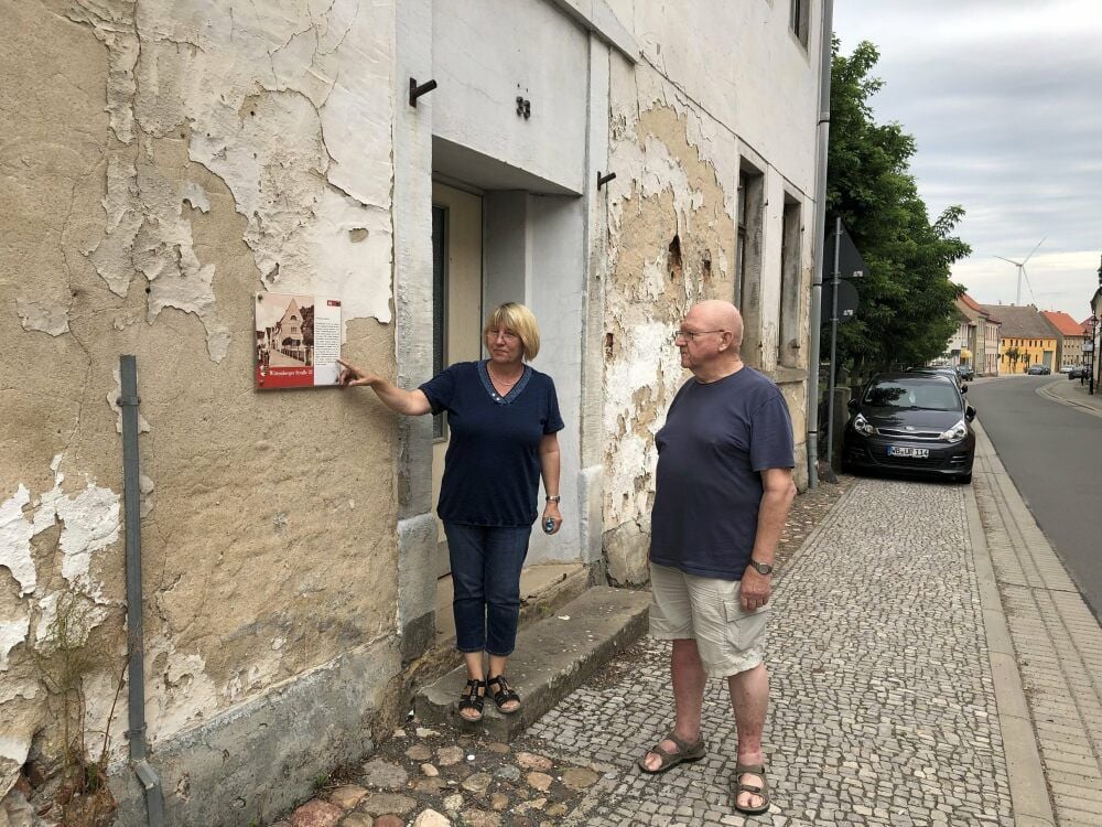 Heike Beck und Günter Böhme zeigen das neue große Projekt des Kultur- und Kunstvereins Kemberg: die einstige Knabenschule, ein Renaissancebau aus dem 16. Jahrhundert. Dort soll eine kulturhistorische Begegnungsstätte entstehen.