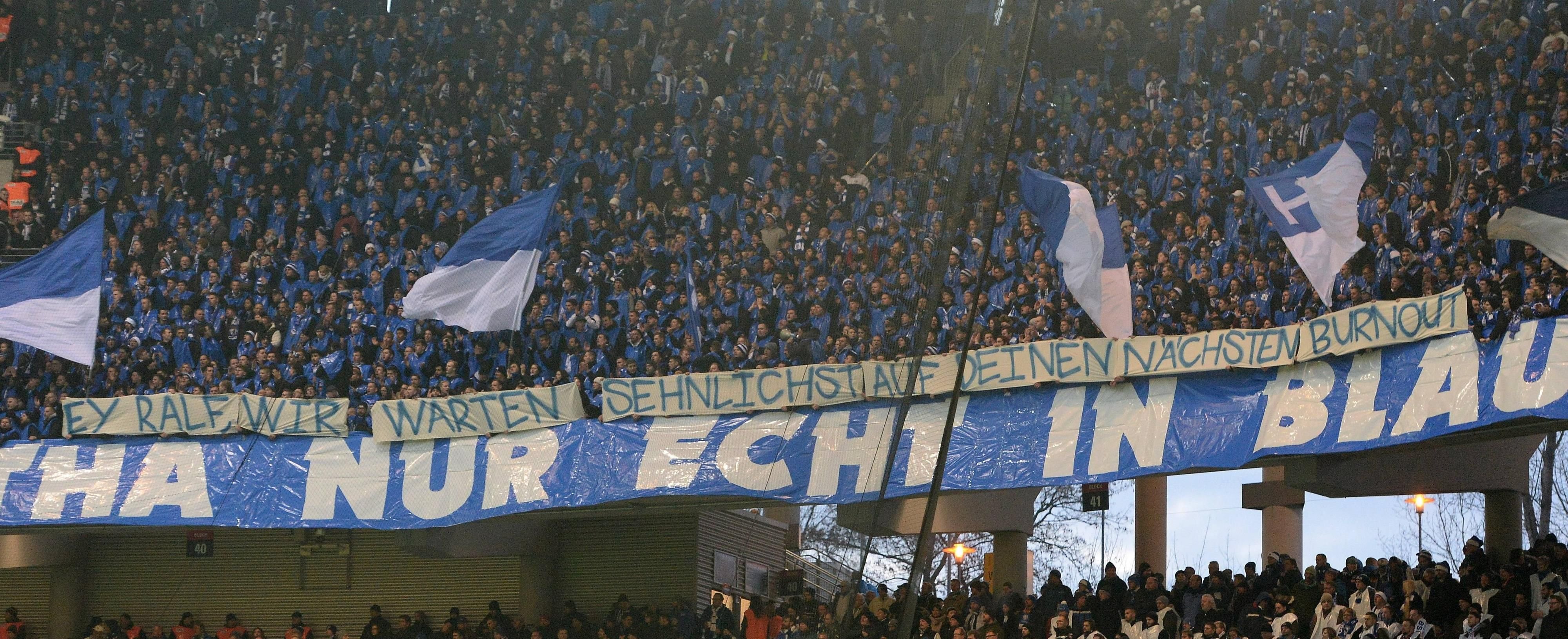 Das geschmacklose Spruchband gegen Ralf Rangnick.