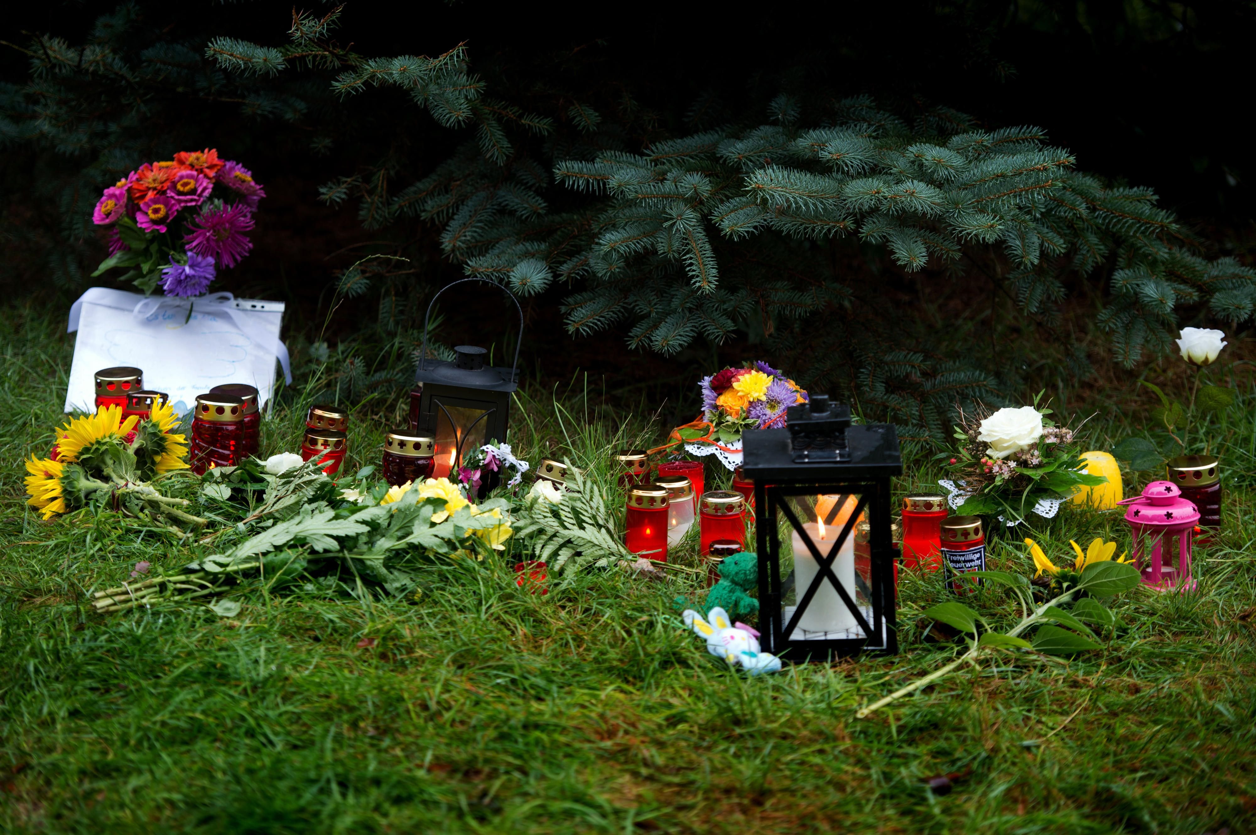 Blumen und Kerzen liegen in Lampersdorf an der Einfahrt des Bauernhofes, in dem die Polizei die entführte und ermordete 17-jährige Anneli gefunden hat.