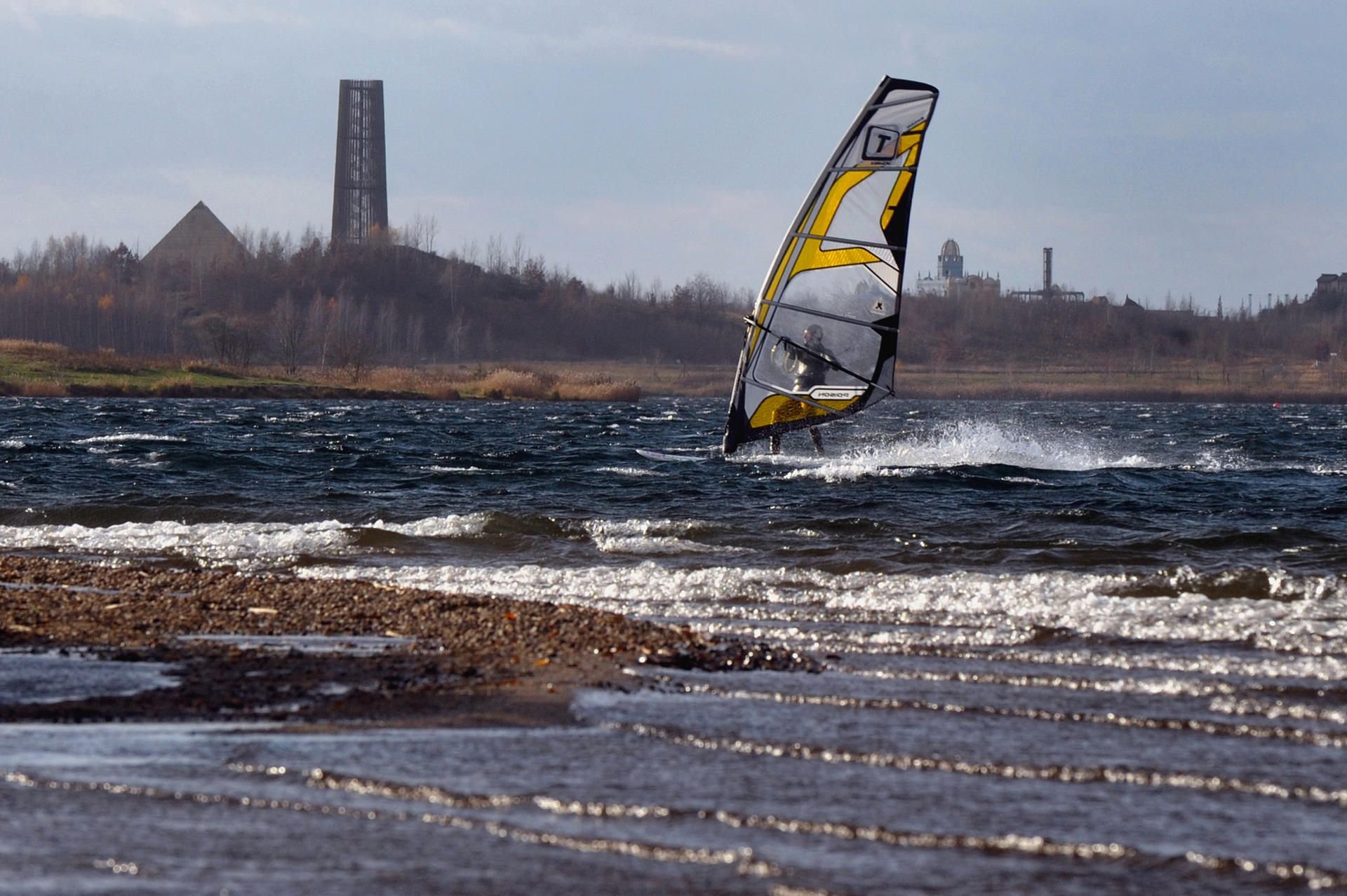 Ein Kitesurfer auf dem Cospudener See in Markkleeberg.