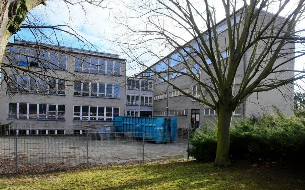 Das ehemalige Schulgebäude in West steht seit Jahren leer.