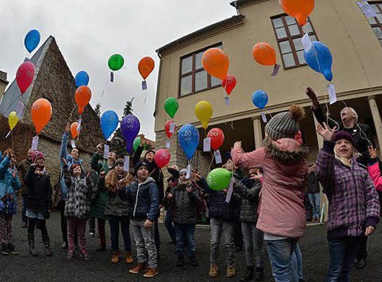 Zur Eröffnung flogen Ballons gen Himmel.