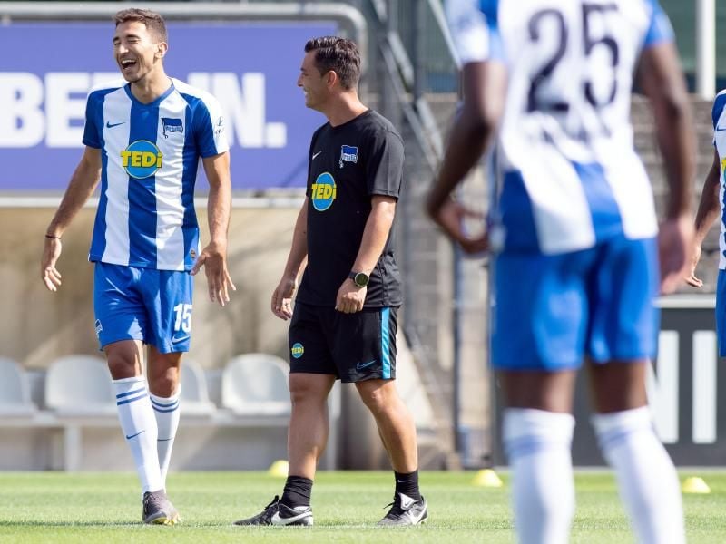 Der neue Hertha-Trainer Ante Covic (M.) scherzt im Training mit Marko Grujic (l). Foto: Soeren Stache