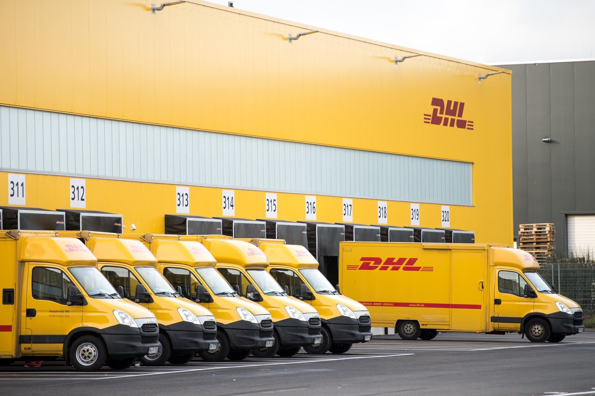 Fahrzeuge von DHL stehen auf dem Gelände einer Zustellbasis. Das Unternehmen gehört mit zu den größten Arbeitgebern in Sachsen-Anhalt.
