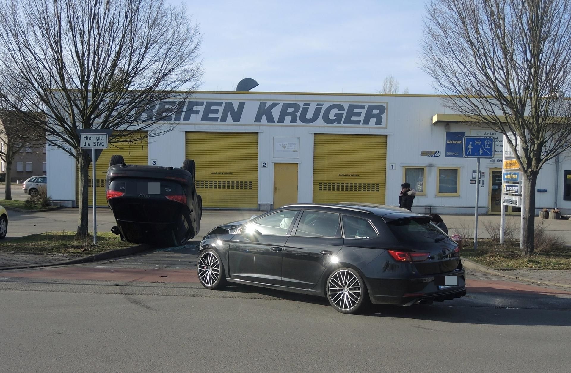 Gardelegen: Nach dem Zusammenprall blieb der Audi in der Tankstellenzufahrt auf dem Dach liegen.