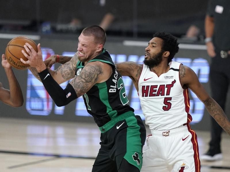 Daniel Theis von den Boston Celtics (l) und Derrick Jones Jr. von den Miami Heat kämpfen um den Ball. Foto: Mark J. Terrill/AP/dpa