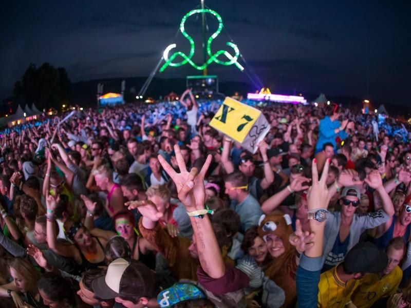 Zehntausende Fans elektronischer Musik feiern am Bleilochstausee wieder eine riesige Open-Air-Party. Foto: Michael Reichel