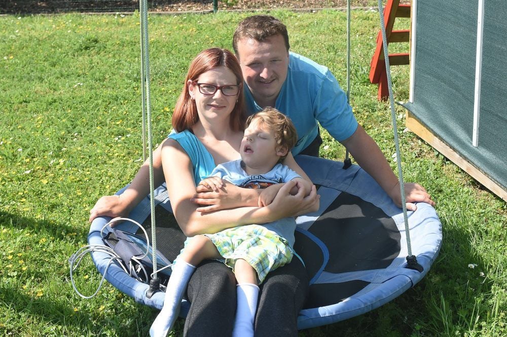 Die Idylle der Familie Hofmann trügt: Der kleine Oskar ist schwer behindert.