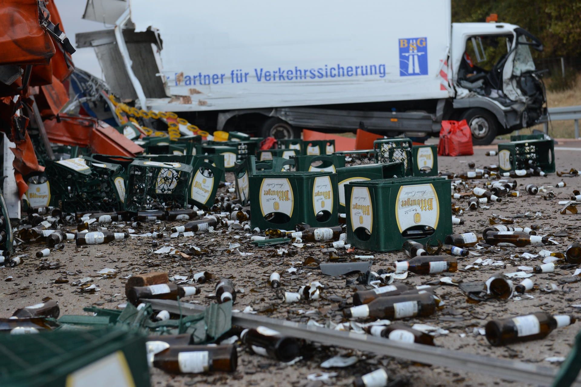 Kaputte Bierflaschen und Bierkästen auf der A9 bei Niemegk: Ein Lastwagen ist in mehrere Baustellenfahrzeuge gefahren. Ein Mensch wurde dabei schwer, ein weiterer leicht verletzt.