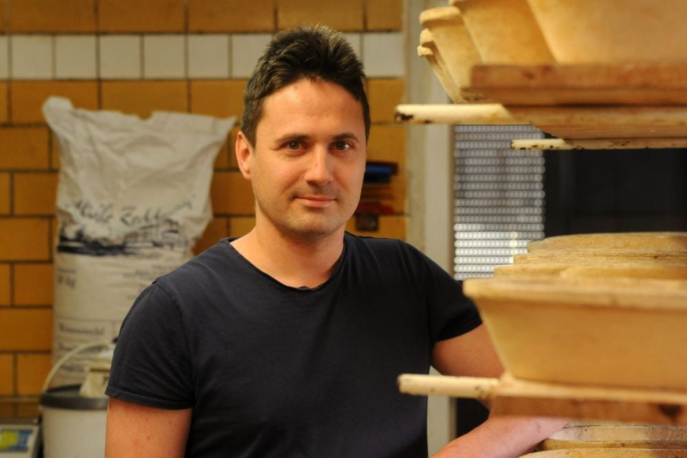 Doppelrolle als Dorfbäcker und Ortschronist in Gleina: Thomas Lampe in der Backstube der Gleinaer Bäckerei seiner Eltern Klaus und Marion Lampe. Außerdem arbeitet er seit Jahren die Geschichte des Ortes auf.