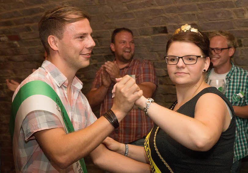 Zu den ersten Amtshandlungen des neuen Weinprinzen Florian Klotz gehörte ein Tanz mit der Jessener Weinprinzessin Maike Richter.