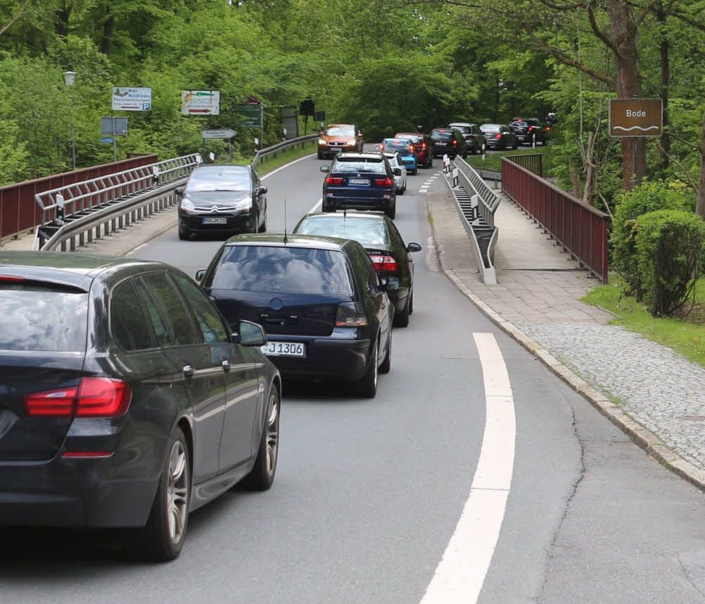 Weil der Besucherparkplatz voll war, staute sich am Wochenende der Verkehr um die Rappbode-Talsperre kilometerweit.