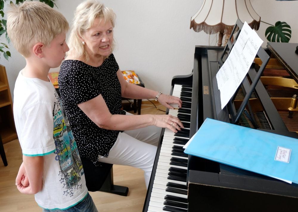 Es war einmal. Die Chefin der Jessener Musikschule, Ute Burkhardt, muss künftig Abstand beim Klavierunterricht halten.