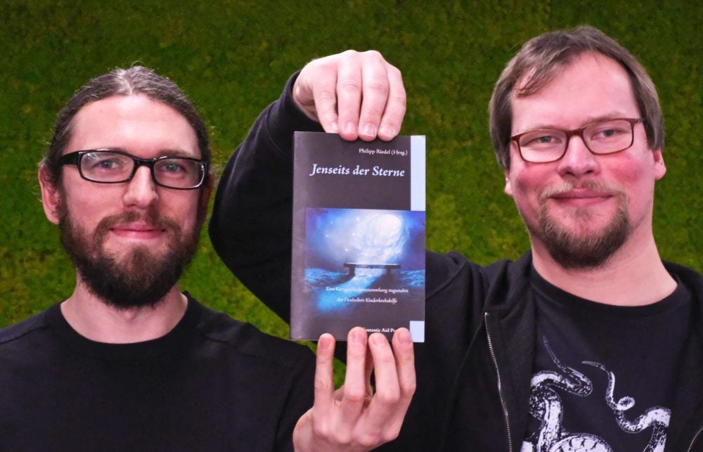 Von li.: Alexander Blumtritt und Philipp Knespel schreiben Kurzgeschichten für den guten Zweck.