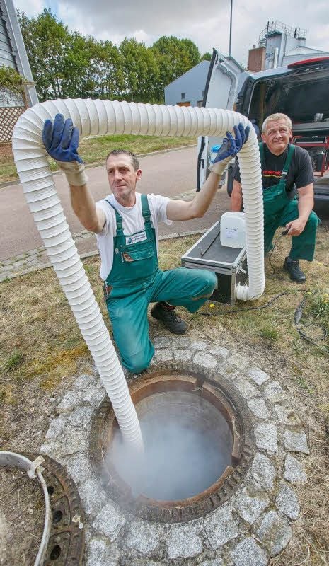 Gerald Wiesener und Volker Rossa beim Vernebeln eines Kanals