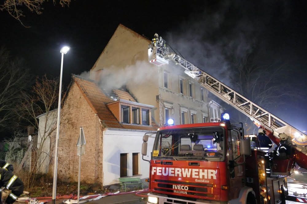 Am Samstagabend hat ein leerstehendes Wohnhaus in der Hohetorstraße in Eisleben gebrannt.