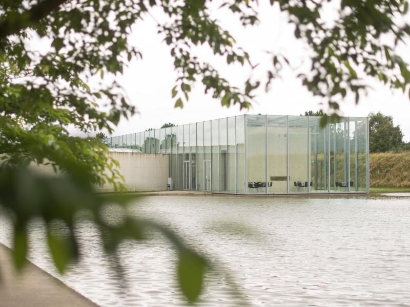 Das vom japanischen Architekten Tadao Ando entworfene Ausstellungsgebäude der Langen Foundation. Foto: Marius Becker