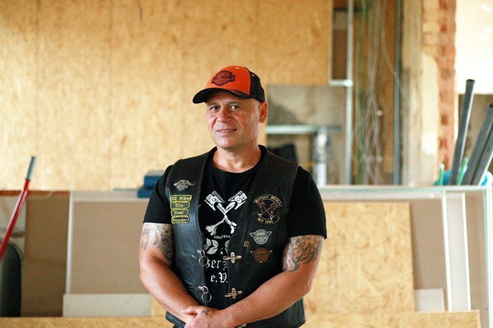 Tim Kleinhuber, Vorstandsvorsitzender des Motorradvereins, werkelt fleißig am neuen Clubhaus für die Zeitzer Biker.