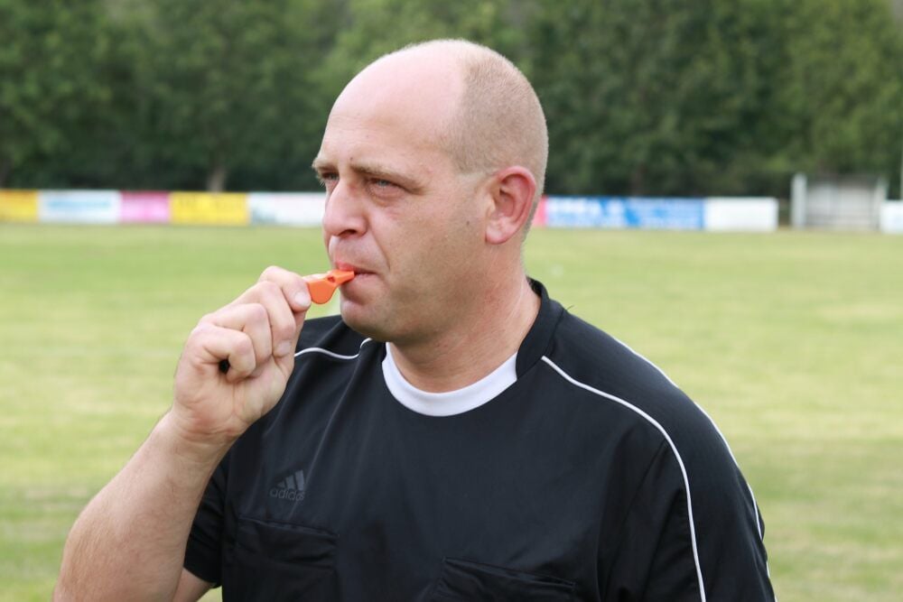 Christian Wesemann ist Fußball-Schiedsrichter.