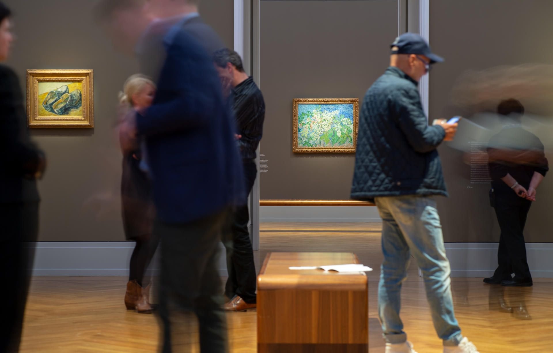 Besucher stehen nach einer Pressekonferenz vor Eröffnung der Ausstellung "Van Gogh. Stillleben" im Museum Barberini in dem Ausstellungsraum.