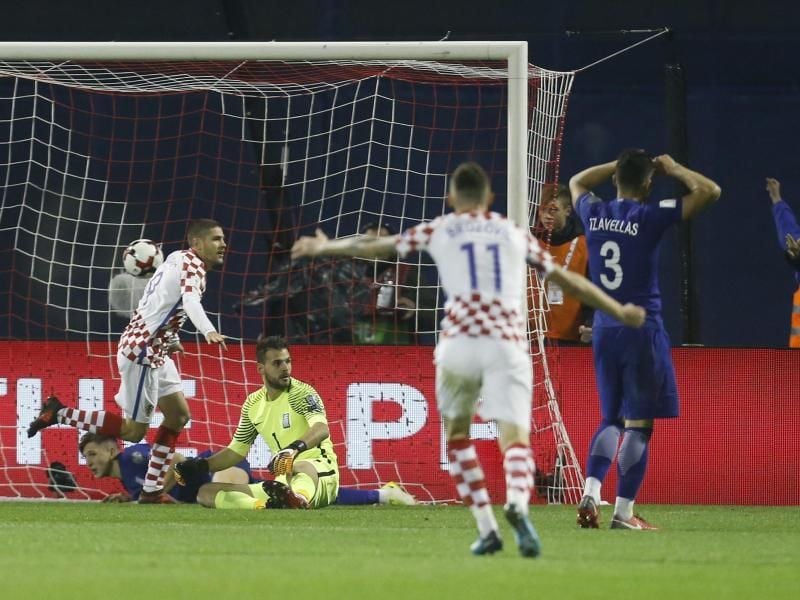 Der Kroate Andrej Kramaric (l) hat seine Mannschaft zum 4:1 gegen Griechenland geschossen. Foto: Darko Bandic