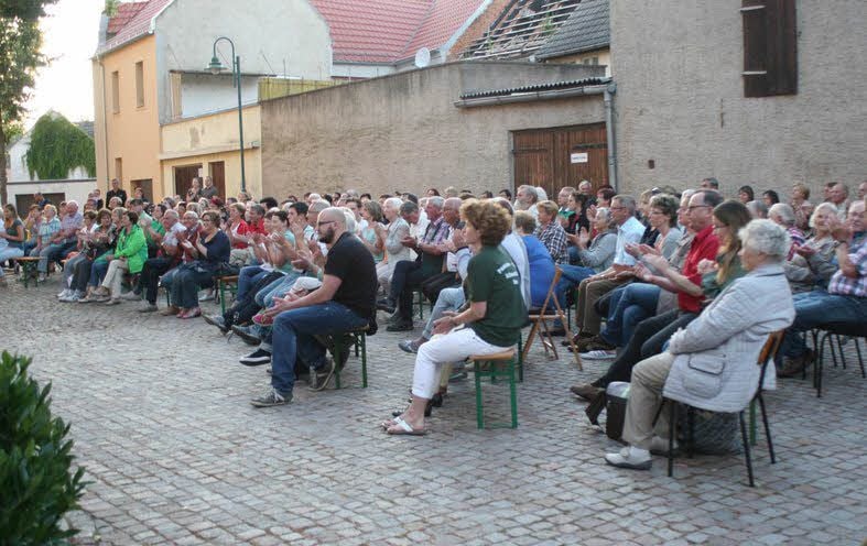Das Konzert auf dem Kirchplatz ist eine feste Einrichtung zum Schweinitzer Heimatfest. Der Bläserchor und der Kirchenchor laden am Montagabend um 19.30 Uhr dazu ein.