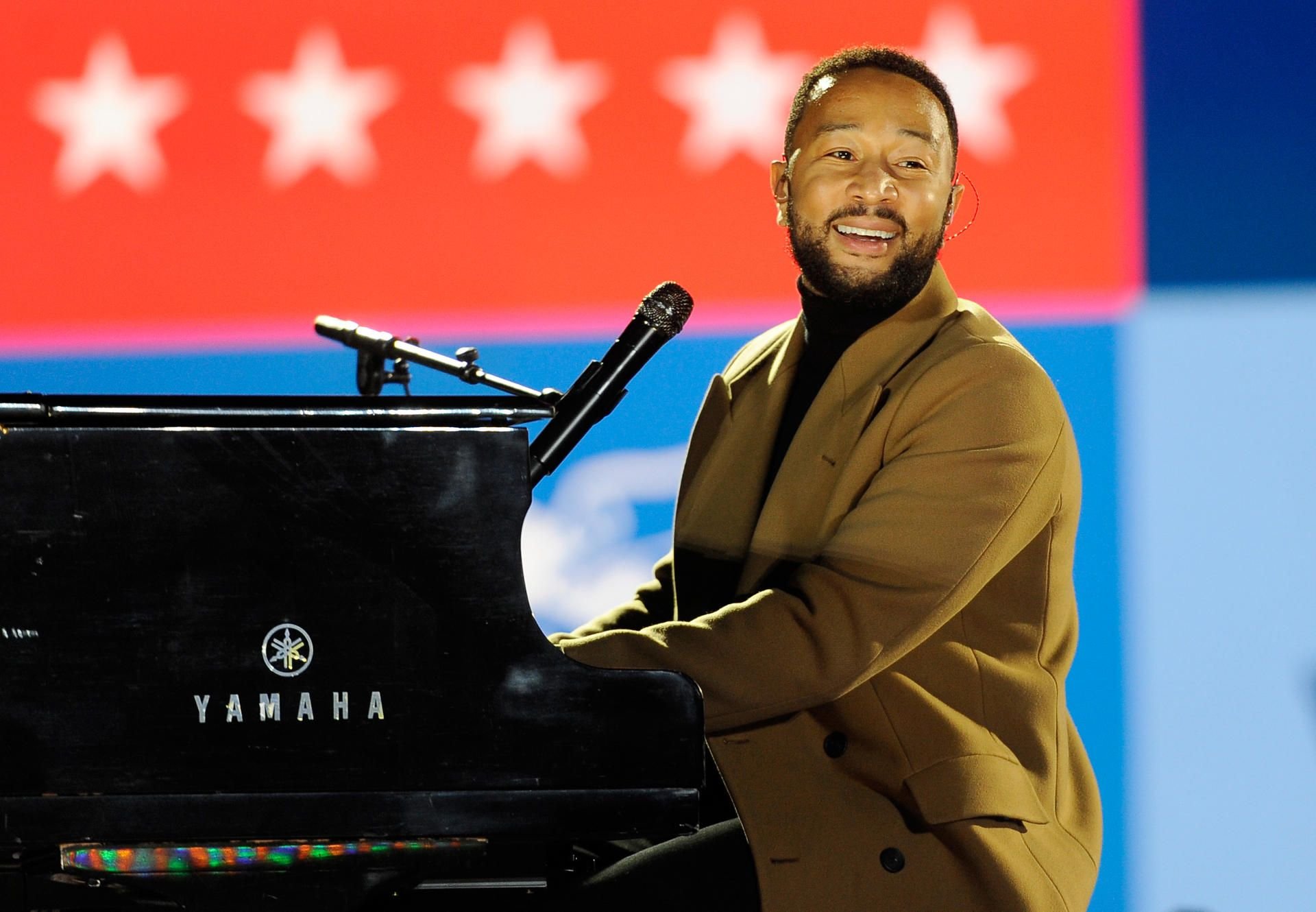 John Legend, US-amerikanischer Sänger, spielt auf dem Piano während einer Wahlkampfveranstaltung mit der demokratischen Vize-Präsidentschaftskandidatin Harris.