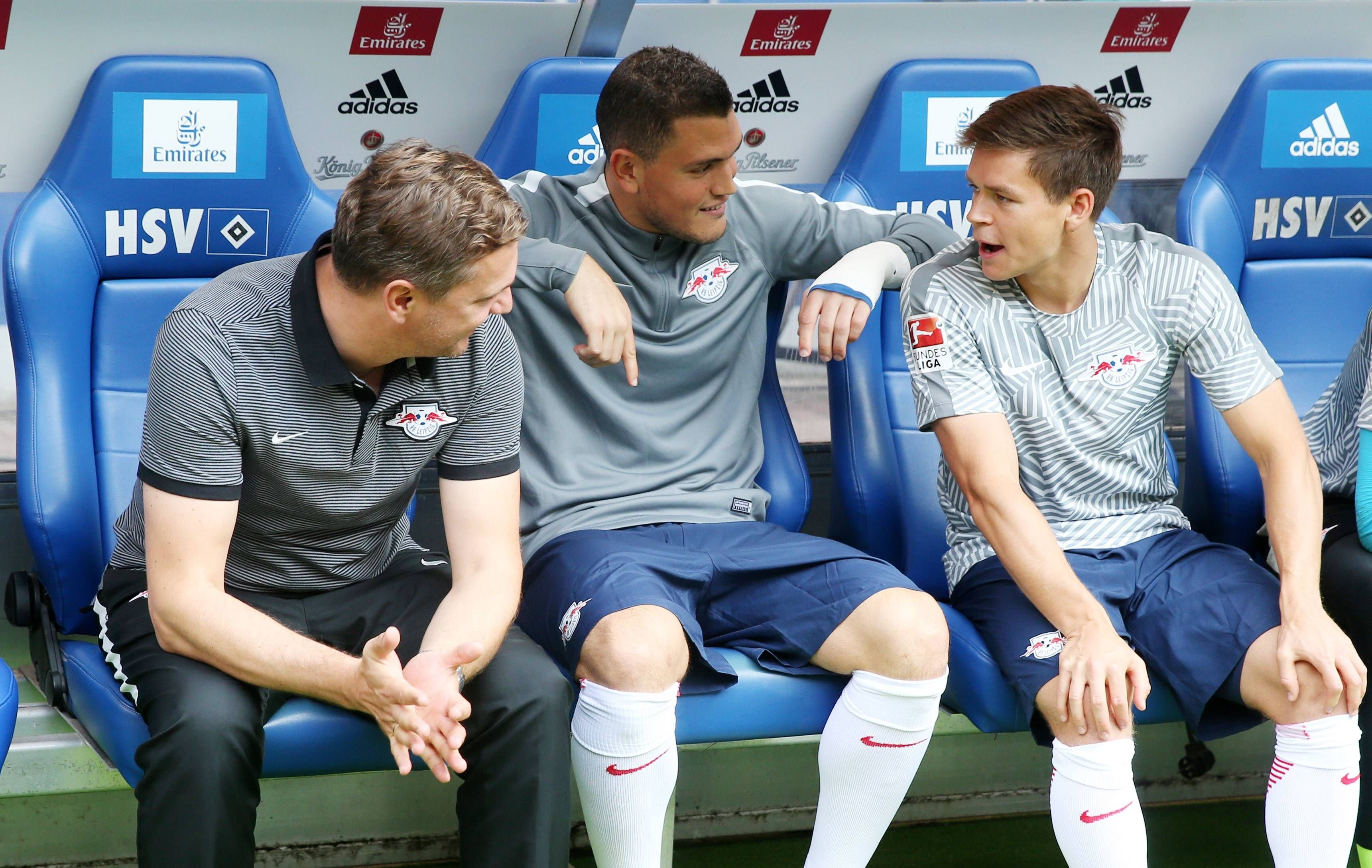 Ungewohntes Bild: Dominik Kaiser (rechts) auf der Bank bei RB Leipzig. Daneben Teammanager Thomas Westphal (links) und Kyriakos Papadopoulos (Mitte)